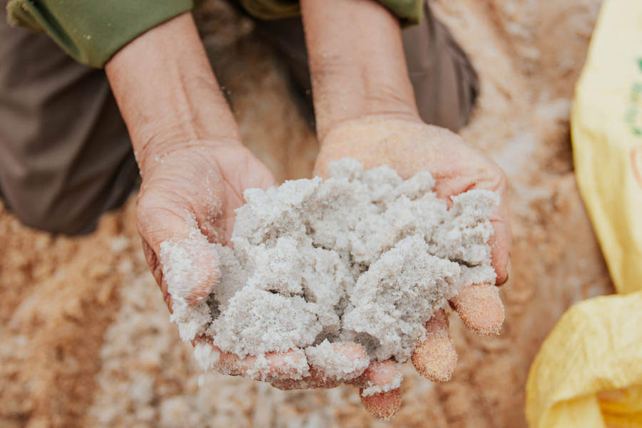 Cát trắng không dễ lấy mà phải tốn nhiều thời gian, công sức