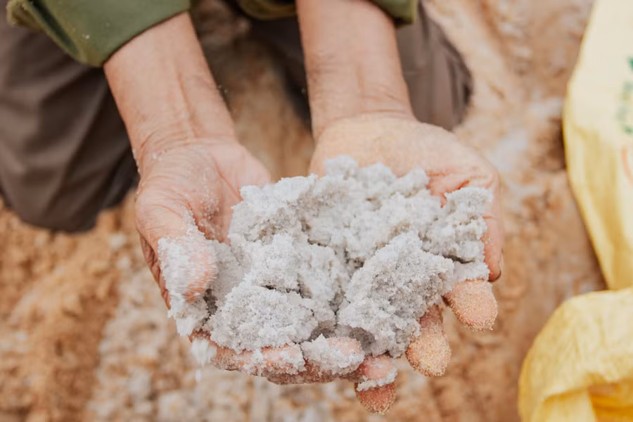 Cát trắng không dễ lấy mà phải tốn nhiều thời gian, công sức