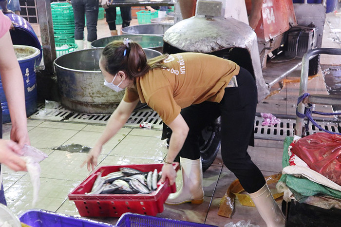 Vợ anh Lợi không về quê, làm việc tại chợ đầu mối trong mùa Tết.