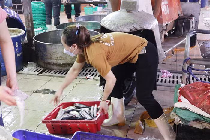 Vợ anh Lợi không về quê, làm việc tại chợ đầu mối trong mùa Tết.