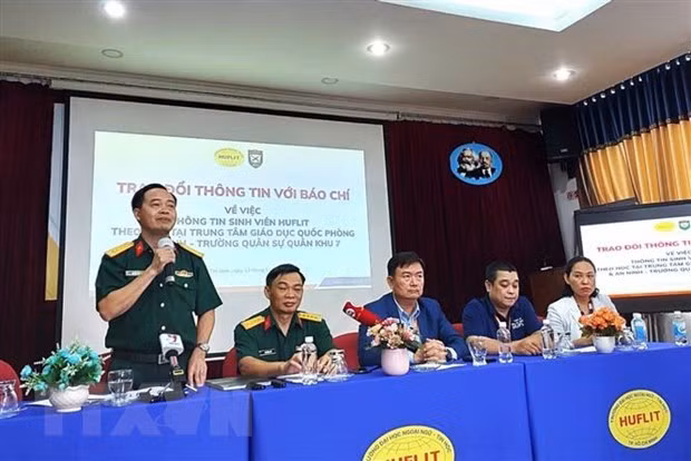 Đại tá Nguyễn Tiến Sơn, Chủ nhiệm Chính trị Trường Quân sự Quân khu 7 trao đổi thông tin với các cơ quan báo chí. (Ảnh: Thu Hoài/TTXVN)