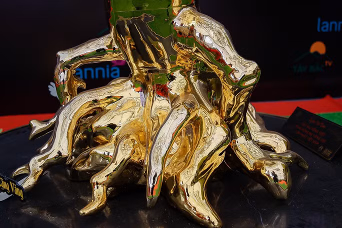 Cây mai được đúc bằng đồng nguyên khối.