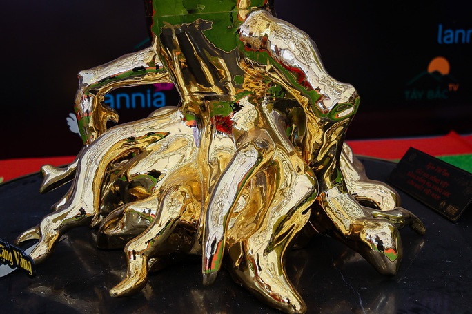 Cây mai được đúc bằng đồng nguyên khối.