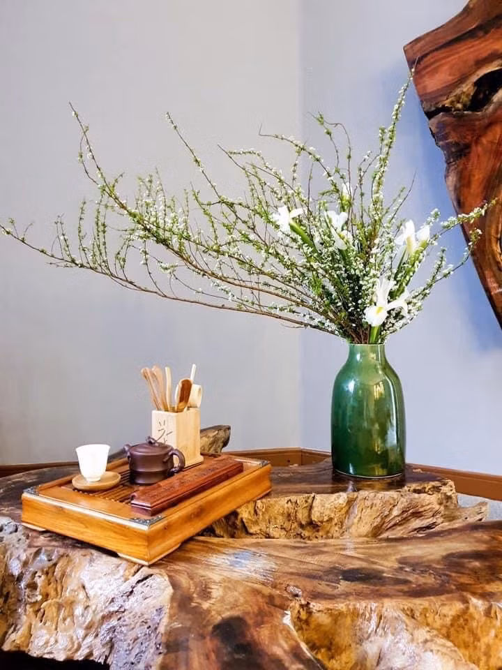 Bàn trà mùa xuân đầm ấm với hoa tuyết mai. Ảnh Bảo Vy