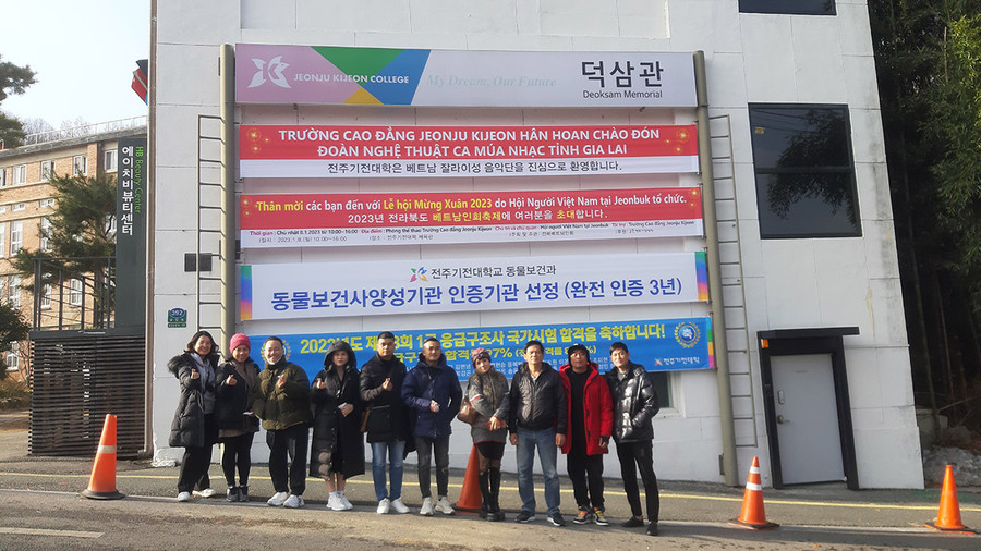 Nhiều biểu ngữ chào đón đoàn nghệ thuật tỉnh Gia Lai đã được treo ở nơi công cộng. Ảnh: Nguyễn Quang Tuệ Nhiều biểu ngữ chào đón đoàn nghệ thuật tỉnh Gia Lai đã được treo ở nơi công cộng. Ảnh: NQT