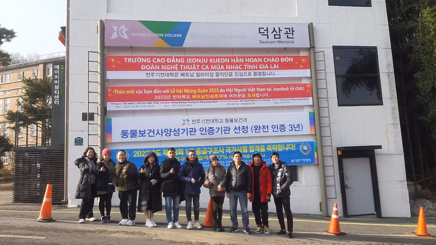 Nhiều biểu ngữ chào đón đoàn nghệ thuật tỉnh Gia Lai đã được treo ở nơi công cộng. Ảnh: NQT