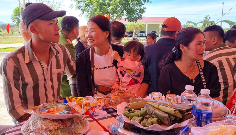  Các phạm nhân vui vẻ được quây quần bên mâm cơm Tất niên cùng với người thân. Ảnh: Hà Phương