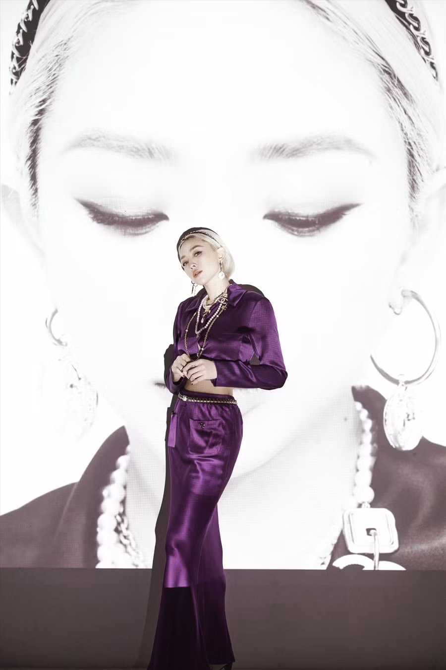 Tóc Tiên gây bất ngờ khi xuất hiện trong bộ ảnh mới phong cách tối giản. Khác với phong cách quyến rũ, táo bạo thường thấy, bộ ảnh mới của nữ ca sĩ được thực hiện đơn giản nhất có thể từ bối cảnh đến trang phục.