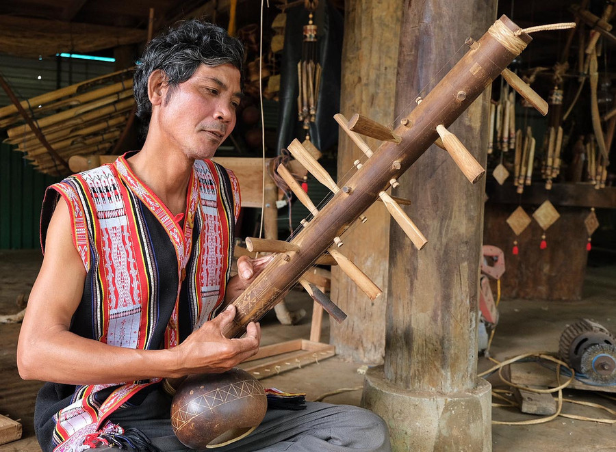 Nghệ nhân Ưu tú Rơ Châm Tih đã mang cây đàn goong giới thiệu tại nhiều sân khấu âm nhạc dân gian trong nước và quốc tế. Ảnh: Hoàng Ngọc