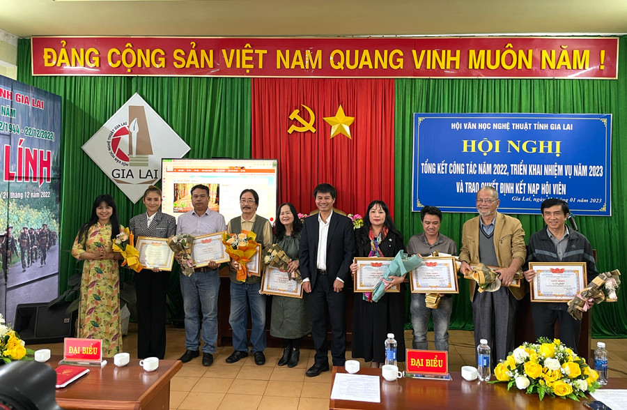 Hội Văn học Nghệ thuật Gia Lai khen thưởng các hội viên có thành tích xuất sắc. Ảnh: Lam Nguyên