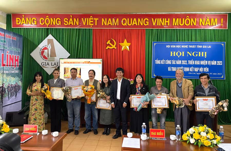 Hội Văn học Nghệ thuật Gia Lai khen thưởng các hội viên có thành tích xuất sắc. Ảnh: Lam Nguyên