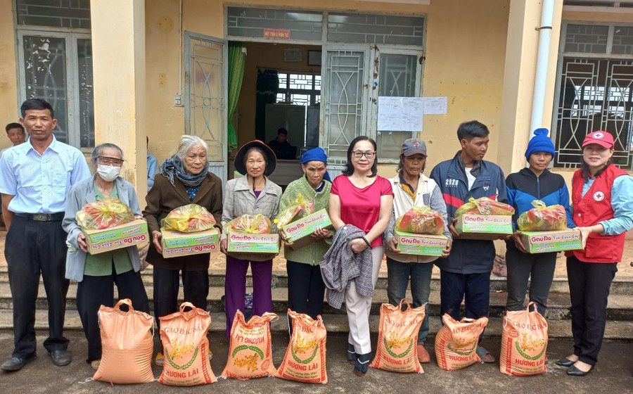 Gia đình bà Võ Thị Như Mai tặng quà cho các đối tượng khó khăn trên địa bàn xã Đak Krong, huyện Đak Đoa. Ảnh: Hồng Ngọc