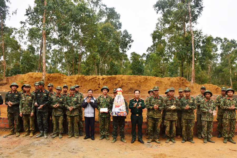 Đại tá Lê Kim Giàu tặng quà cho cán bộ, chiến sĩ Đại đội Công binh. Ảnh: Vĩnh Hoàng