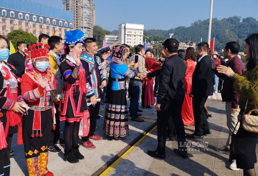 Ngày 8.1, đồn biên phòng cửa khẩu quốc tế Lào Cai cũng đã trao đổi, phối hợp chặt chẽ với các lực lượng như hải quan, kiểm dịch đảm bảo cho bà con nhân dân xuất nhập cảnh an toàn nhất, ông Thuận cho biết thêm. Ảnh: Văn Đức