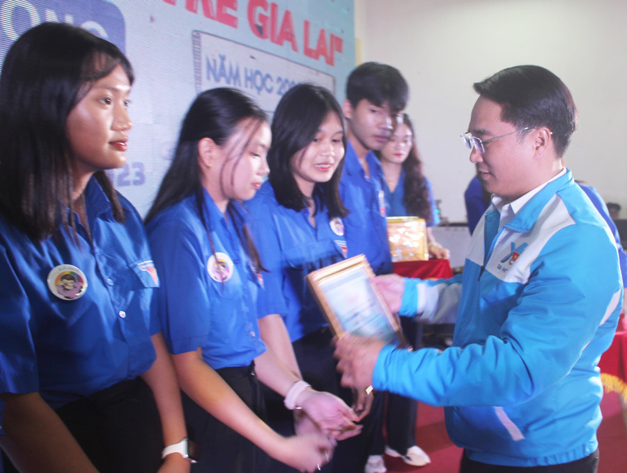 Anh Đỗ Duy Nam-Phó Bí thư Tỉnh Đoàn, Trưởng ban tổ chức hội thi trao giải nhất cho đội thi Trường THPT Nguyễn Bỉnh Khiêm (huyện Chư Sê). Ảnh: Minh Nhật