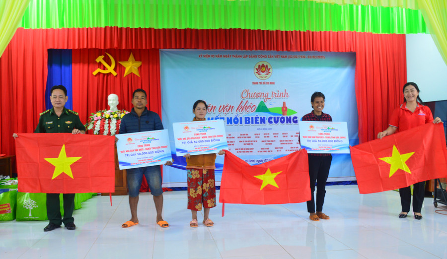 Đoàn Công tác trao bảng tượng trưng tặng công trình 