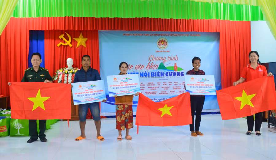 Đoàn Công tác trao bảng tượng trưng tặng công trình 