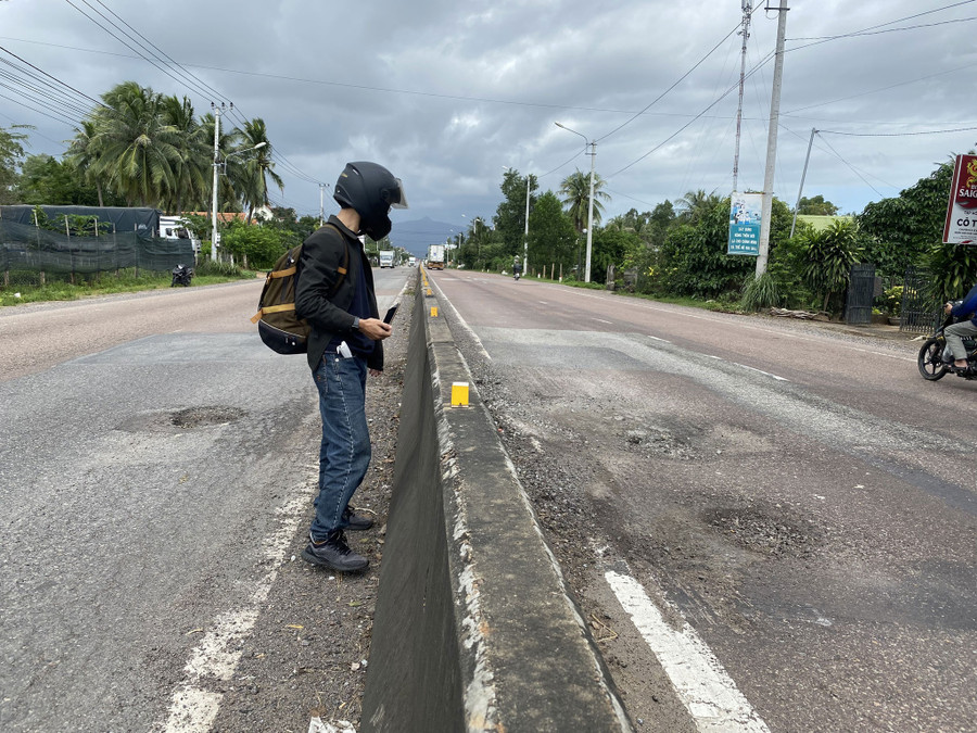 Nhiều đoạn trên QL1 qua H.Tuy Phước (Bình Định) hư hại nghiêm trọng, gây nguy hiểm cho người đi đường. Ảnh: Thanh Quân