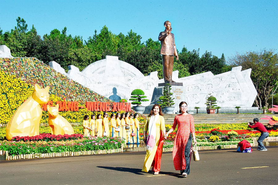 Cổng chào Đường hoa Tết 2023 được trang trí ấn tượng, bắt mắt với bức tượng 2 con mèo-linh vật của năm Quý Mão 2023.