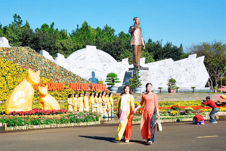 Cổng chào Đường hoa Tết 2023 được trang trí ấn tượng, bắt mắt với bức tượng 2 con mèo-linh vật của năm Quý Mão 2023.