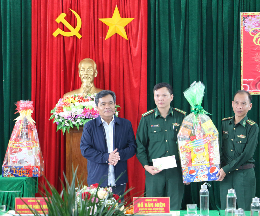 Bí thư Tỉnh ủy Hồ Văn Niên tặng quà, chúc Tết cán bộ, chiến sĩ Đồn Biên phòng Ia O (huyện Ia Grai). Ảnh: Quang Tấn