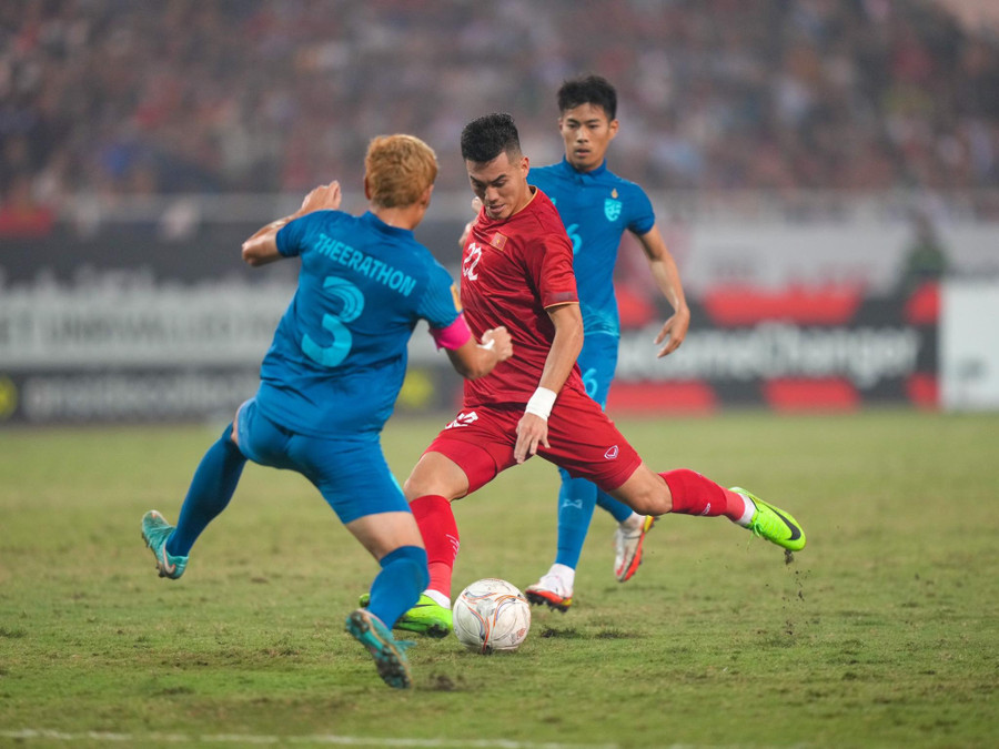 Nguyễn Tiến Linh tiếp tục gánh trọng trách ghi bàn cho tuyển Việt Nam ở lượt về trên sân Thammasat. Ảnh: ĐỘC LẬP Nguyễn Tiến Linh tiếp tục gánh trọng trách ghi bàn cho tuyển Việt Nam ở lượt về trên sân Thammasat. Ảnh: ĐỘC LẬP