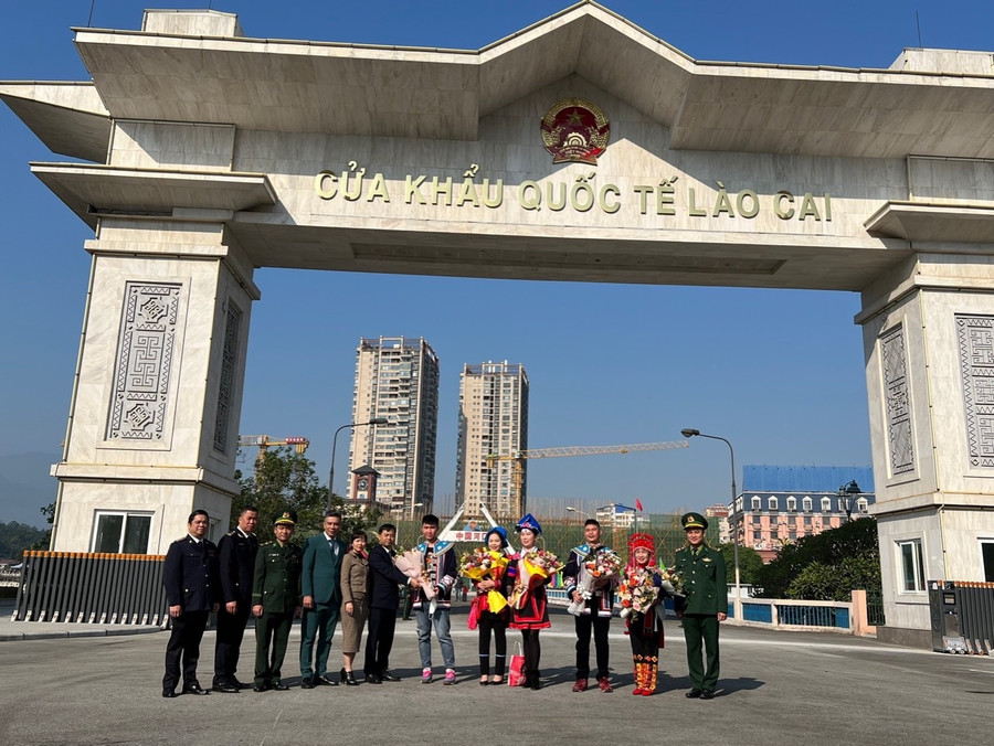 Các lực lượng hải quan, bộ đội biên phòng tổ chức lễ đón đoàn công dân Trung Quốc nhập cảnh vào Việt Nam qua Cửa khẩu quốc tế Lào Cai. Ảnh: Lý Nhất