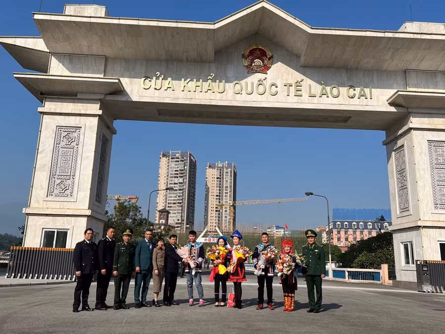 Các lực lượng hải quan, bộ đội biên phòng tổ chức lễ đón đoàn công dân Trung Quốc nhập cảnh vào Việt Nam qua Cửa khẩu quốc tế Lào Cai. Ảnh: Lý Nhất