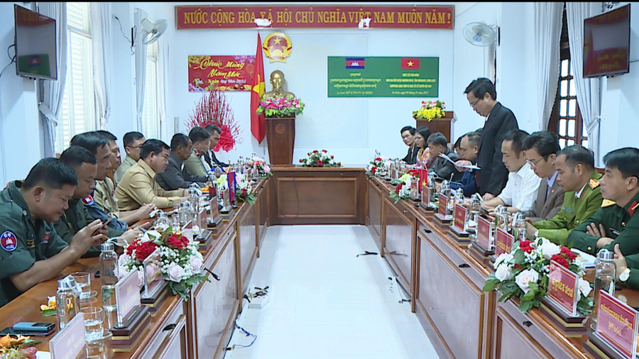 Quang cảnh buổi làm việc giữa lãnh đạo huyện Ia Grai và Dum Mia. Ảnh: Phương Lộc