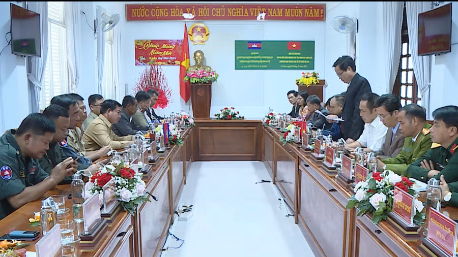 Quang cảnh buổi làm việc giữa lãnh đạo huyện Ia Grai và Dum Mia. Ảnh: Phương Lộc