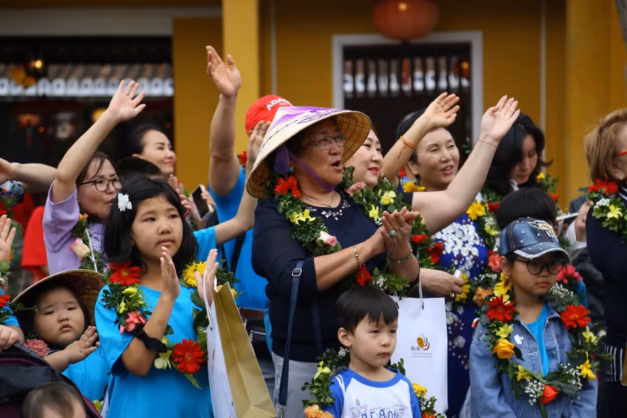 Khách quốc tế được chào đón tại Hội An, Quảng Nam trong kỳ nghỉ Tết Dương lịch 2023. Ảnh: Văn Trực