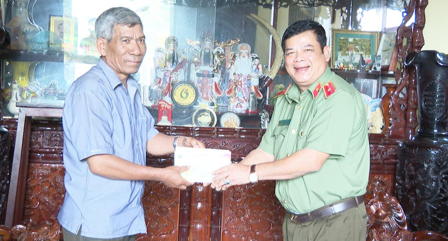 Thiếu tướng Rah Lan Lâm thăm, tặng quà đồng chí Rah Lan Tuấn-Nguyên Ủy viên Ban Thường vụ Tỉnh ủy, Phó Chủ tịch HĐND tỉnh. Ảnh: Bảo Hân 