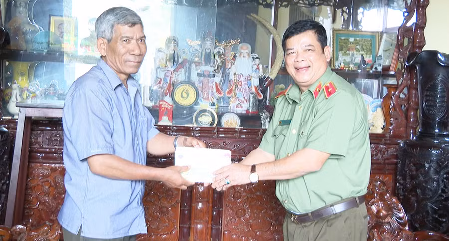 Thiếu tướng Rah Lan Lâm thăm, tặng quà đồng chí Rah Lan Tuấn-Nguyên Ủy viên Ban Thường vụ Tỉnh ủy, Phó Chủ tịch HĐND tỉnh. Ảnh: Bảo Hân 