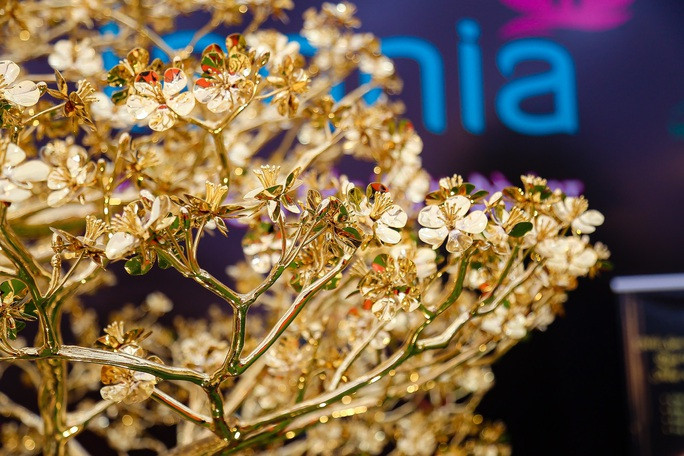 Mỗi bông hoa gồm 5 cánh đại diện cho ngũ phúc: Hạnh phúc, may mắn, trường thọ, thành công và hòa bình.