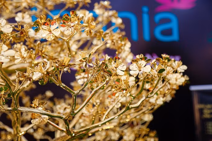 Mỗi bông hoa gồm 5 cánh đại diện cho ngũ phúc: Hạnh phúc, may mắn, trường thọ, thành công và hòa bình.