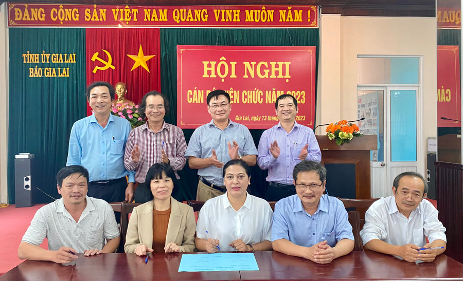 Đại diện lãnh đạo các phòng chuyên môn của Báo Gia Lai ký kết giao ước thi đua năm 2023. Ảnh: Mộc Trà