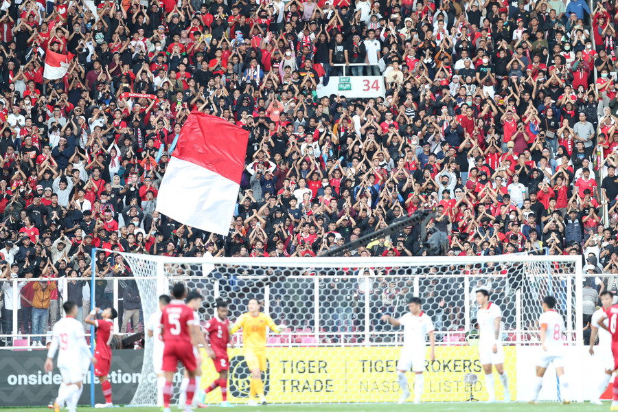 Sự cuồng nhiệt của khán giả Indonesia phần nào khiến các cầu thủ Việt Nam tâm lý. Ảnh: Tuấn Hữu