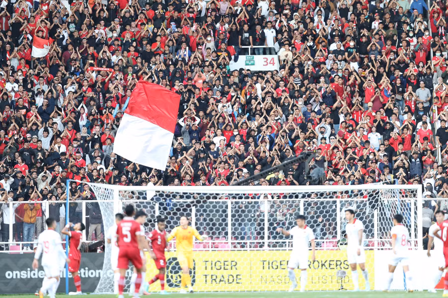 Sự cuồng nhiệt của khán giả Indonesia phần nào khiến các cầu thủ Việt Nam tâm lý. Ảnh: Tuấn Hữu