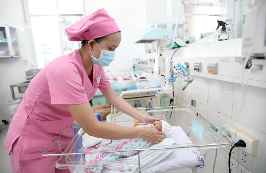 NHS Hồ Ngọc Dung ở khu điều trị hồi sức tích cực bé sinh non có bệnh lý
