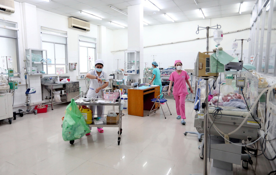 Các bác sĩ, nữ hộ sinh tại Phòng điều trị tích cực, BV Từ Dũ. Ảnh: Ngọc Dương Các bác sĩ, nữ hộ sinh tại Phòng điều trị tích cực, BV Từ Dũ. Ảnh: Ngọc Dương