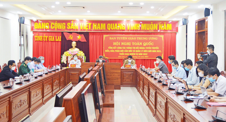 Quang cảnh hội nghị toàn quốc tổng kết công tác thông tin đối ngoại; tuyên truyền biển, đảo; phân giới cắm mốc và quản lý biên giới năm 2021 tại điểm cầu Tỉnh ủy. Ảnh: Anh Huy  Quang cảnh hội nghị toàn quốc tổng kết công tác thông tin đối ngoại; tuyên truyền biển, đảo; phân giới cắm mốc và quản lý biên giới năm 2021 tại điểm cầu Tỉnh ủy. Ảnh: Anh Huy