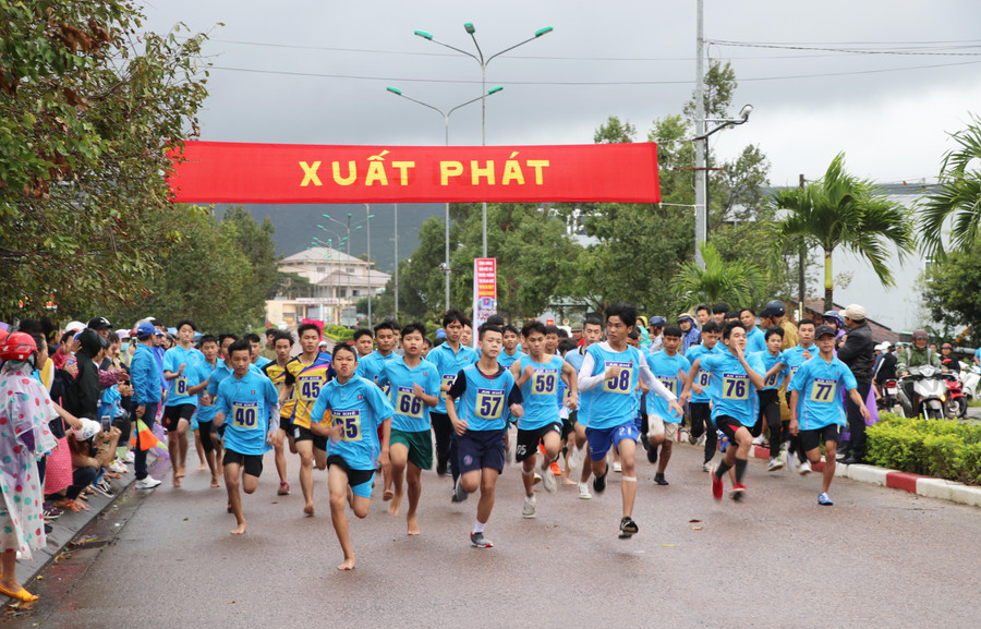 Giải việt dã thị xã An Khê thu hút đông đảo vận động viên tham gia. Ảnh: Ngọc Minh
