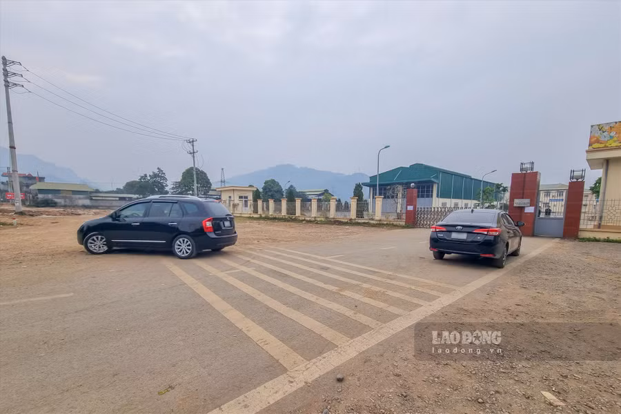 Mỗi ngày có đến hàng trăm phương tiện đến đăng kiểm, bất ngờ trung tâm dừng hoạt động. Ảnh: Trần Trọng.