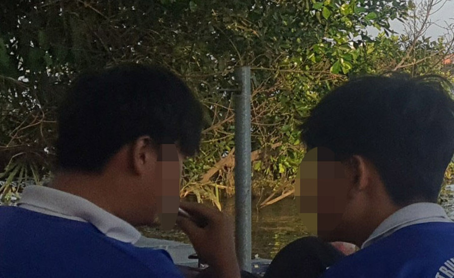 Học sinh K. và V. hút pod tại quán cà phê. Ảnh: Thu Hoài Học sinh K. và V. hút pod tại quán cà phê. Ảnh: Thu Hoài