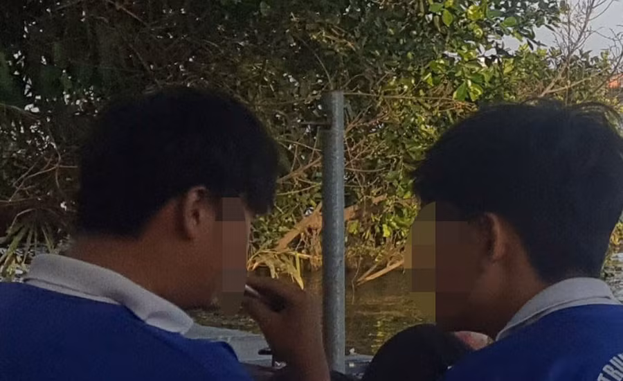 Học sinh K. và V. hút pod tại quán cà phê. Ảnh: Thu Hoài