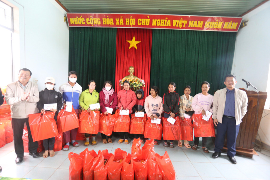 166 suất quà đã được trao đến bà con nghèo tại huyện Chư Păh. Ảnh: Văn Ngọc
