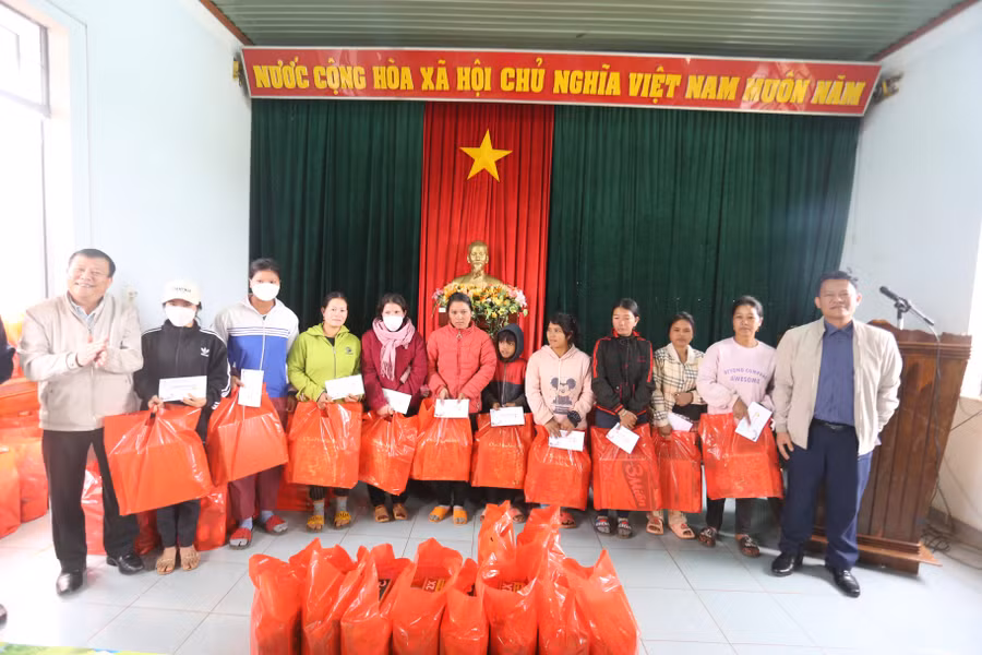 166 suất quà đã được trao đến bà con nghèo tại huyện Chư Păh. Ảnh: Văn Ngọc