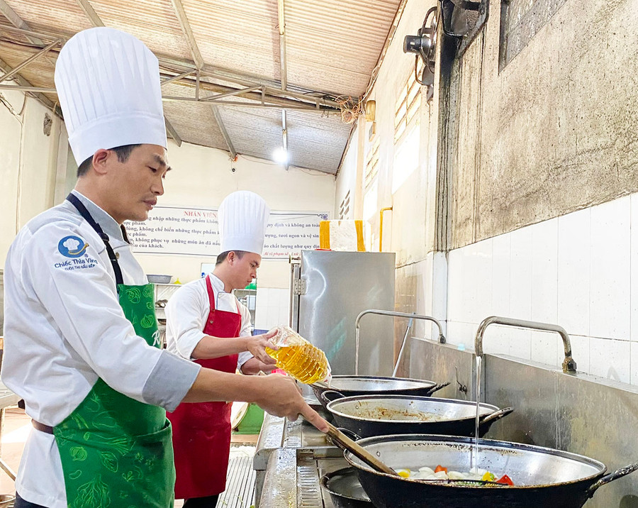 Đặc thù công việc đứng bếp nhiều áp lực buộc người đầu bếp phải có sức khỏe, sự kiên nhẫn để theo nghề lâu dài. Ảnh: Sơn Ca Đặc thù công việc đứng bếp nhiều áp lực buộc người đầu bếp phải có sức khỏe, sự kiên nhẫn để theo nghề lâu dài. Ảnh: Sơn Ca