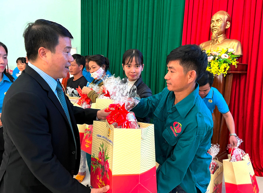 Chủ tịch Hội đồng Dân tộc của Quốc hội Y Thanh Hà Niê Kđăm tặng quà cho công nhân, lao động có hoàn cảnh khó khăn. Ảnh: Đinh Yến Chủ tịch Hội đồng Dân tộc của Quốc hội Y Thanh Hà Niê KĐăm tặng quà cho công nhân, lao động có hoàn cảnh khó khăn. Ảnh. Đinh Yến