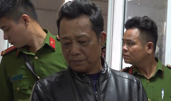 Công an thi hành lệnh bắt giữ Giám đốc Trung tâm Đăng kiểm 50-17D. Ảnh: CHÍ THẠCH Công an thi hành lệnh bắt giữ Giám đốc Trung tâm Đăng kiểm 50-17D. Ảnh: CHÍ THẠCH